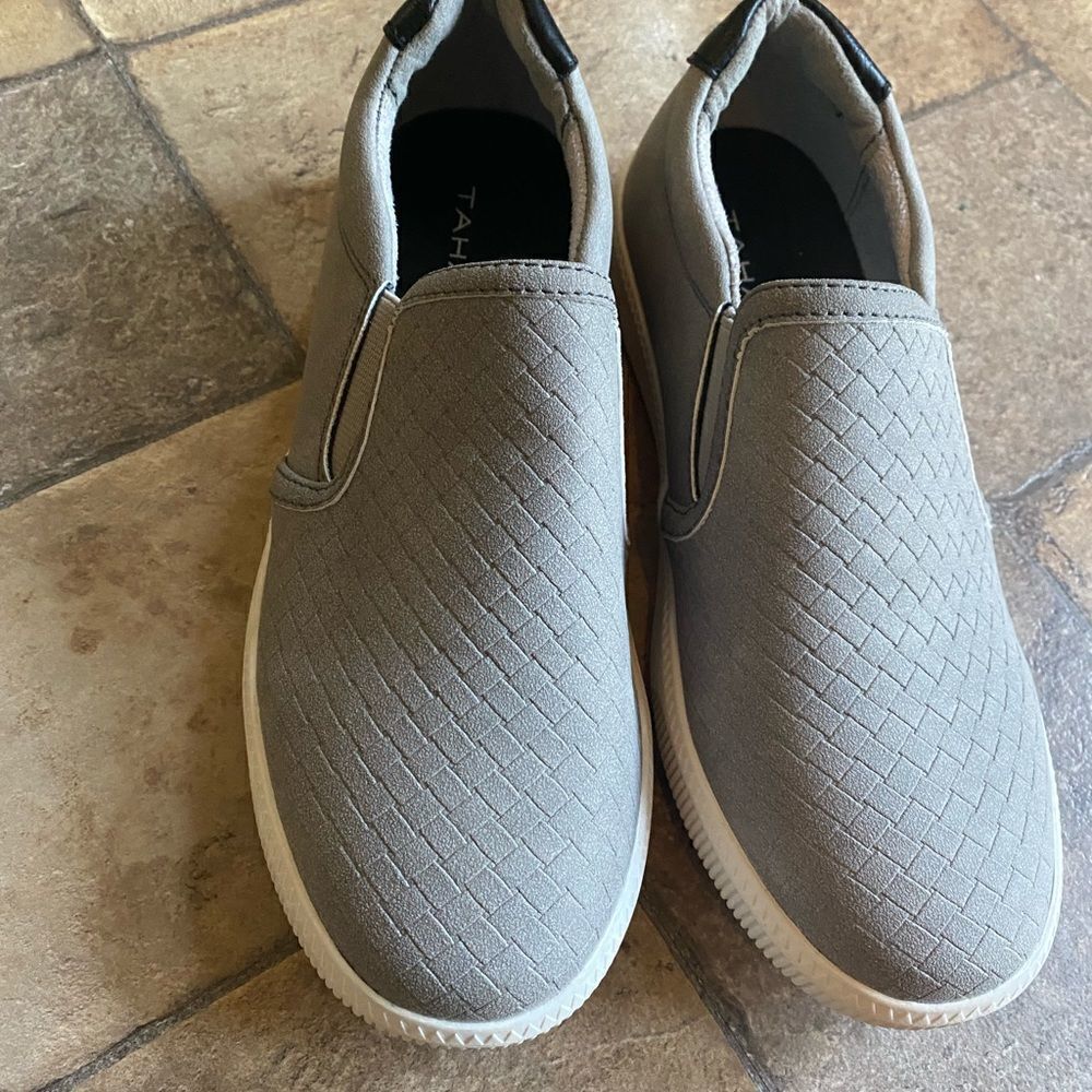 Tahari Slip-on Sneakers Sz 5